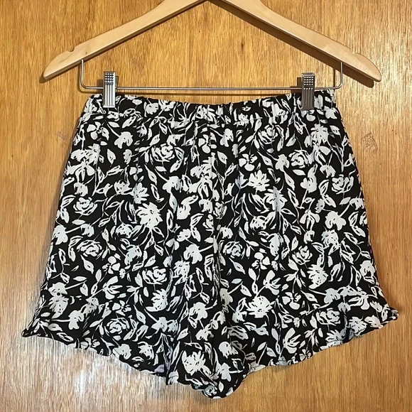 •EVERLY•NWOT BLACK/CREAM FLORAL RUFFLE HEM HIGH WAISTED SHORTS SIZE SMALL - Picture 4 of 7